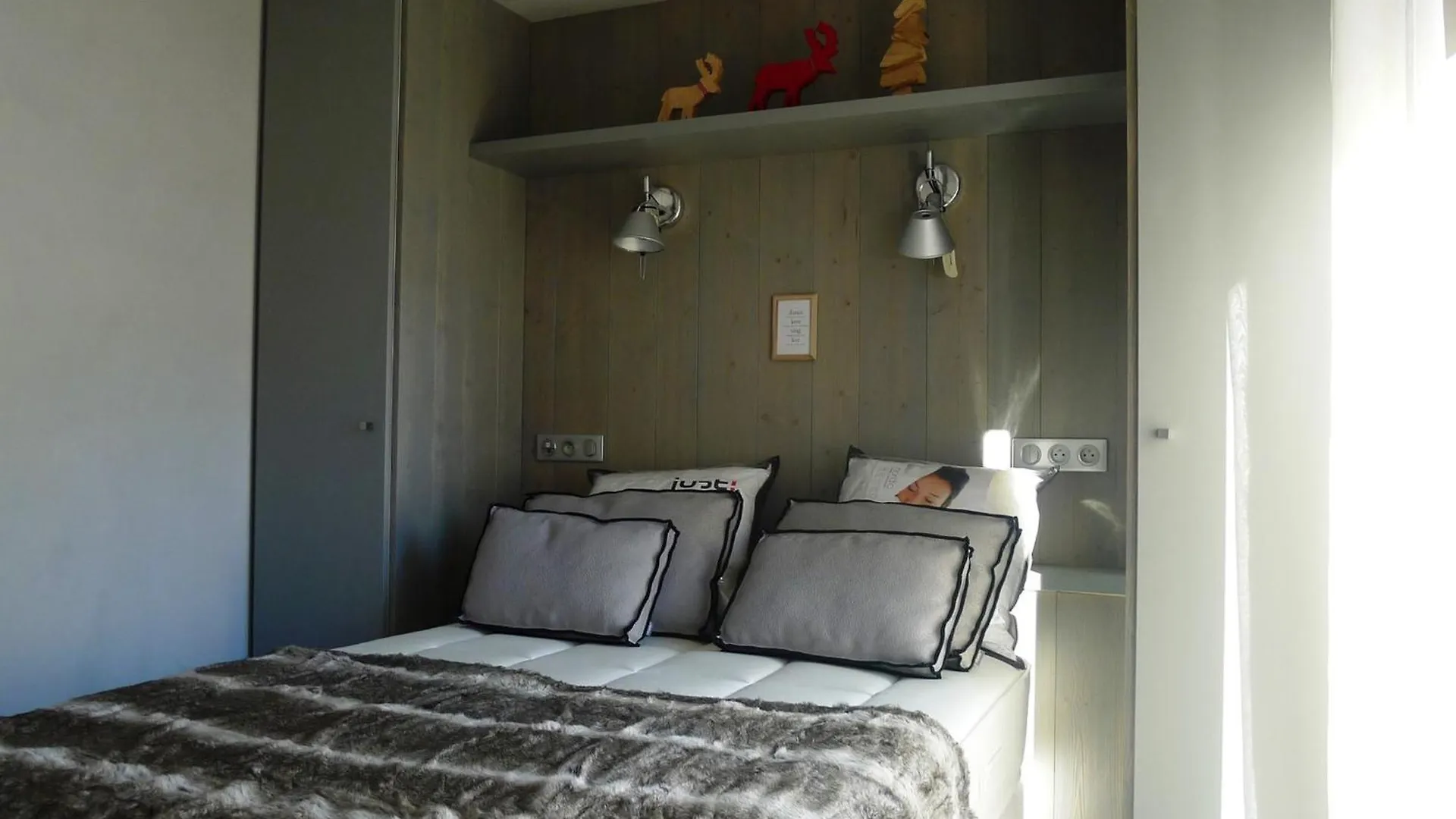 Appartement Cosy, Design, Renove, En Centre-Ville Avec Grande Chambre A Courchevel Moriond - Fr-1-563-44 0*,  France